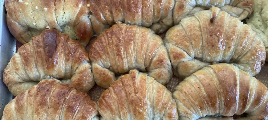 Croissants caseros al 50% rellenos de crema de almendras.