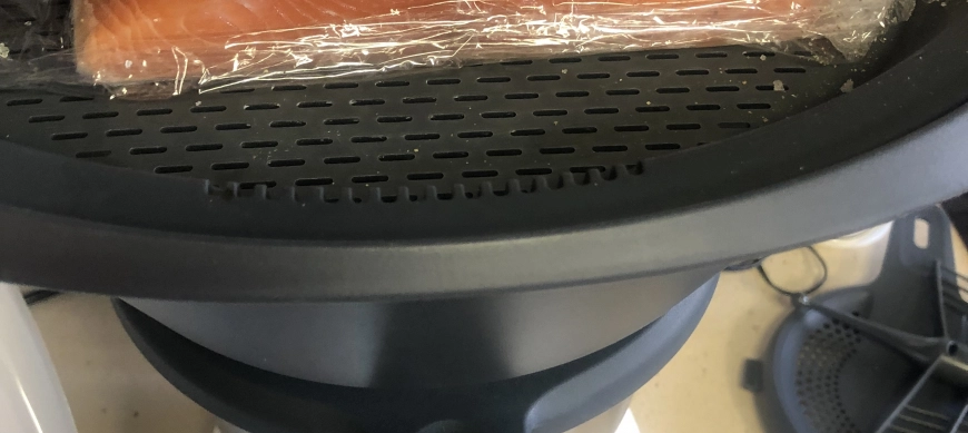 Brocoli y patatas panaderas con salmón al vapor