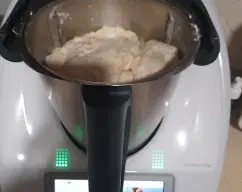 Step <p>Para comenzar la receta seguimos los pasos de Cokiidoo Masa básica de pizza.Mira la receta tan deliciosa que he encontrado en Cookidoo https://cookidoo.es/recipes/recipe/es-ES/r55171</p> illustration