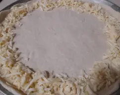 Step <p>Agregamos sobre el círculo de masa queso dejando un borde para poder cerrarlo</p> illustration